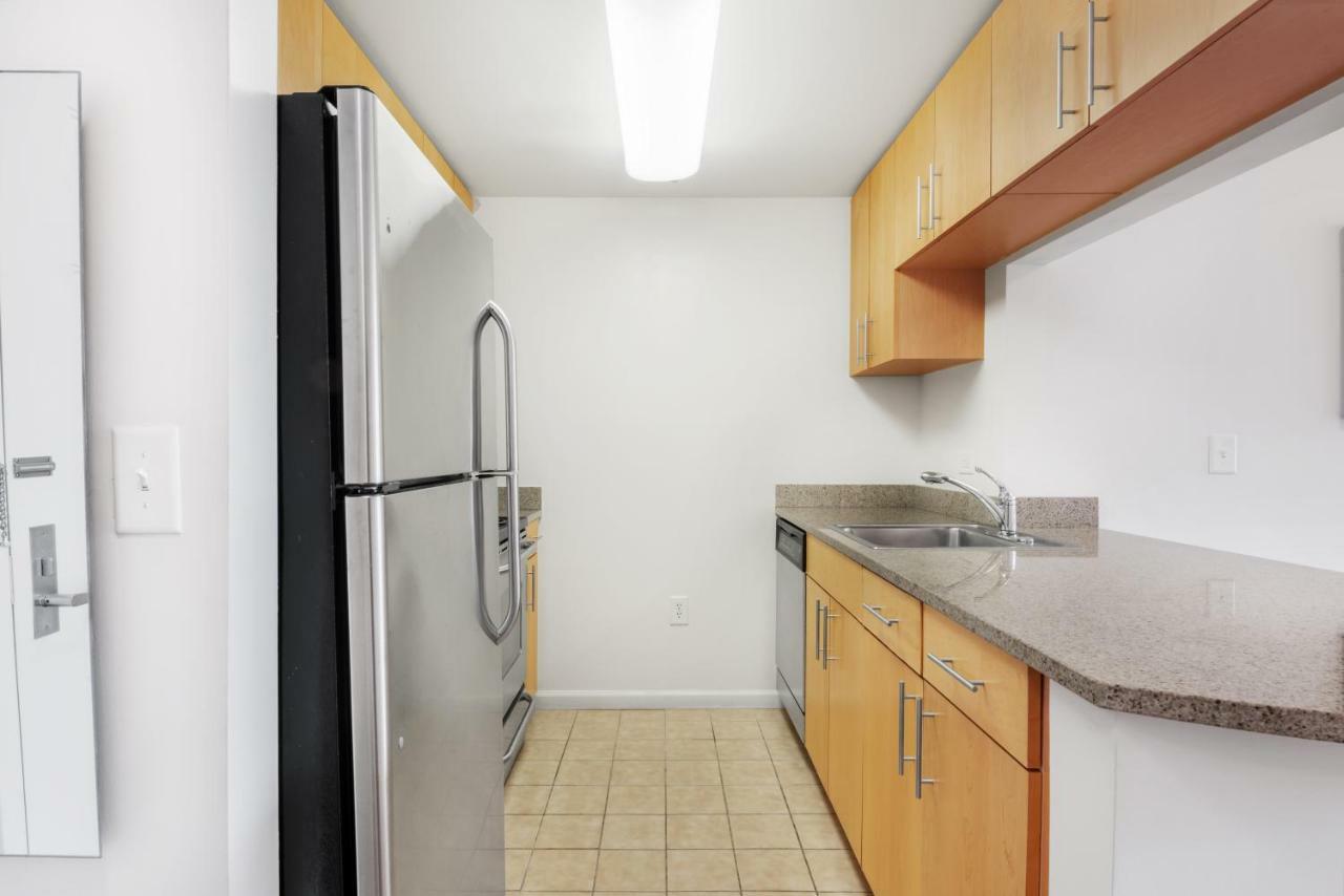 Апартаменти Furnished Quarters At Grove Pointe Джерсі-Сіті Екстер'єр фото